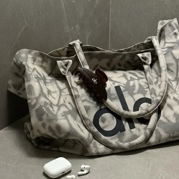 ALO Yoga Cream and Gray Camouflage Tote bag - Picture 1 of 4